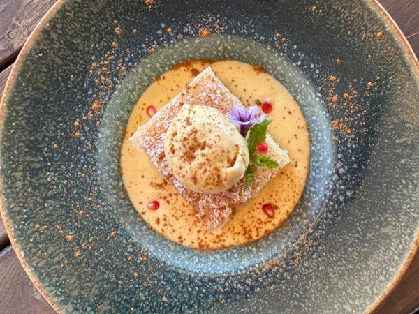 Pandișpan cu Mere Caramelizate, Inghetata si Creme Anglaise 200g 